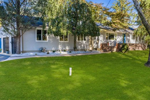 Detached House in Colts Neck, Monmouth County