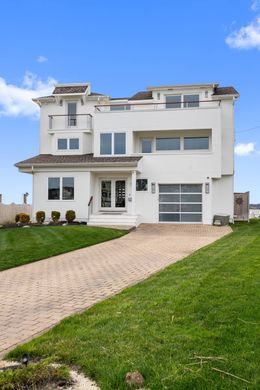 Luxury home in Monmouth Beach, Monmouth County