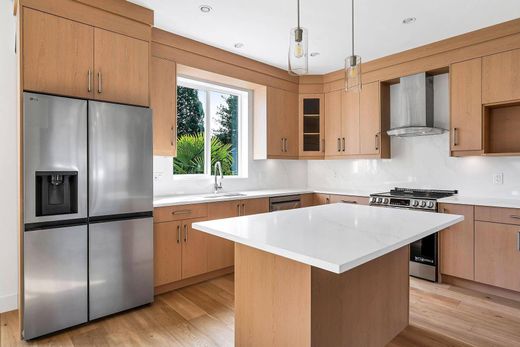 Dom miejski w Saanich, Capital Regional District