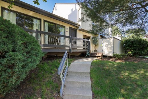 Townhouse in Basking Ridge, Somerset County