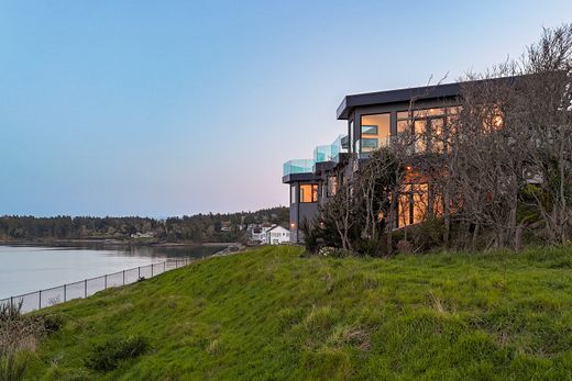 Detached House for sale in Saanich