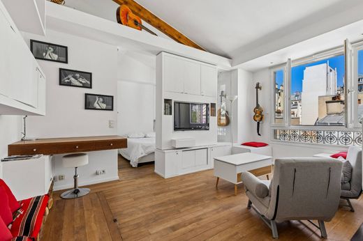 Apartment in Montmartre, Abbesses, Grandes-Carrières, Paris