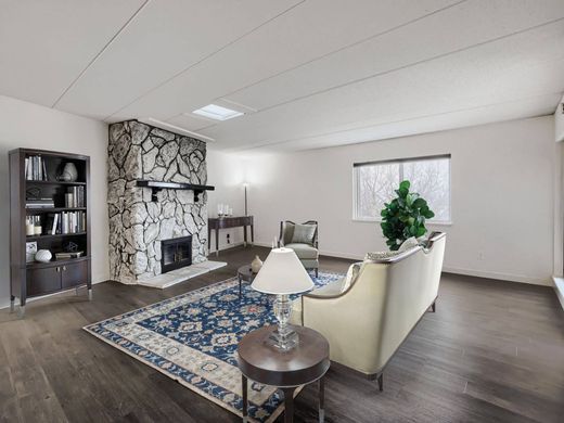 Apartment / Etagenwohnung in Saint Louis Park, Hennepin County