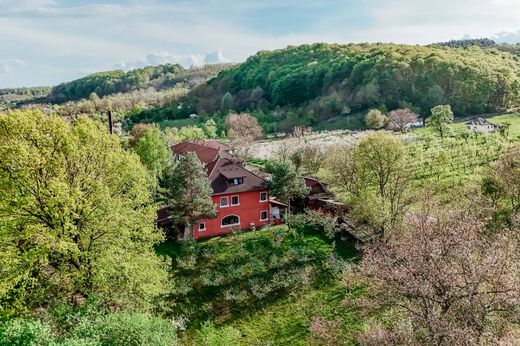 Detached House in Valea Nandrii, Comuna Dărmăneşti