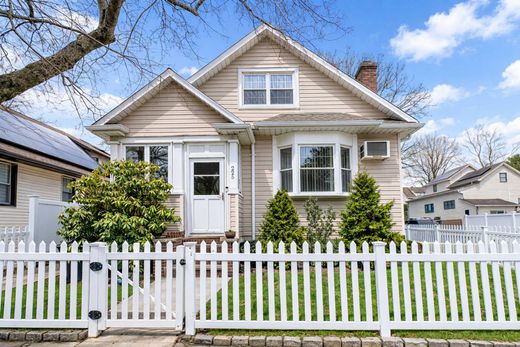 Detached House in Staten Island, Richmond County