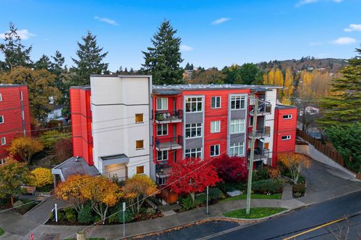 Apartment / Etagenwohnung in Saanich, Capital Regional District