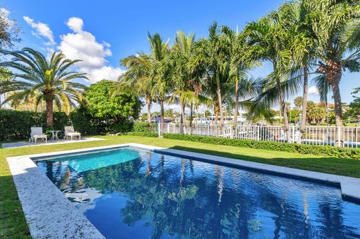 Detached House in Lake Clarke Shores, Palm Beach