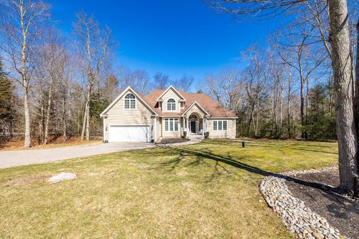 Detached House in East Hampton, Middlesex County