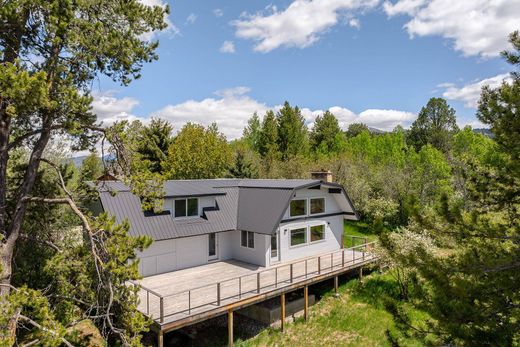 Luxury home in Alpine, Lincoln County