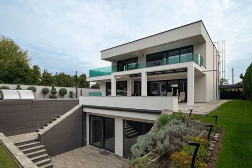 Vrijstaand huis in Dunakeszi, Pest megye