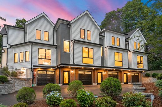 Apartment / Etagenwohnung in Newton, Middlesex County