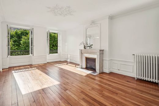 Apartment in Tour Eiffel, Invalides – Ecole Militaire, Saint-Thomas d’Aquin, Paris