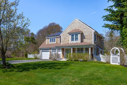 Detached House in Marstons Mills, Barnstable County