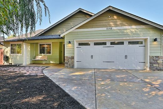 Luxury home in Medford, Jackson County