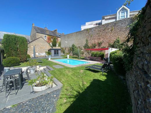 Semidetached House for rent per week in Vannes