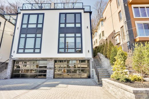 Townhouse in Edgewater, Bergen County