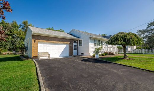 Detached House in Southold, Suffolk County