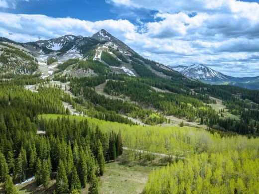 Grond in Mount Crested Butte, Gunnison County
