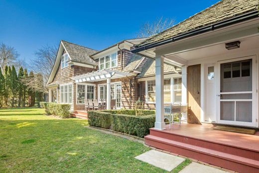 Detached House in Bridgehampton, Suffolk County