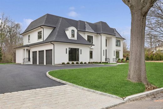 Detached House in Dix Hills, Suffolk County