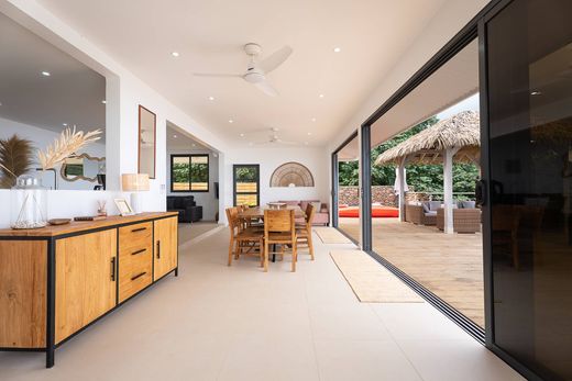 Detached House in Haapiti, Îles du Vent