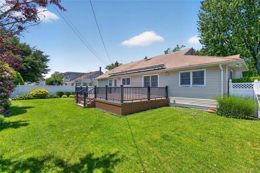 Dom jednorodzinny w East Meadow, Nassau County
