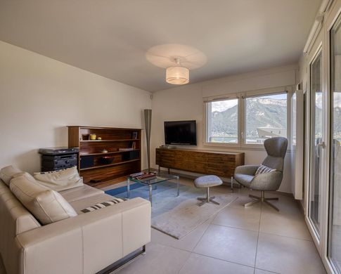 Apartment / Etagenwohnung in Annecy, Haute-Savoie