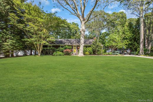 Detached House in Mattituck, Suffolk County
