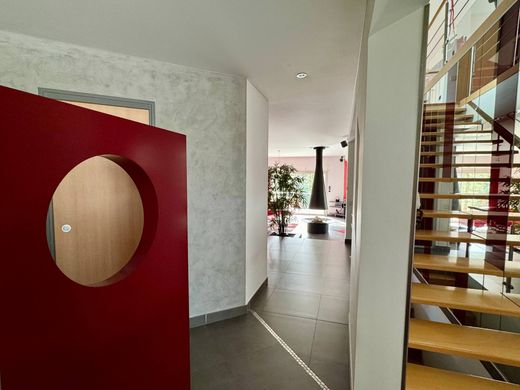 Частный Дом, La Chapelle-Saint-Mesmin, Loiret