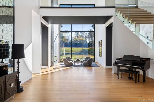 Detached House in Locust Valley, Nassau County