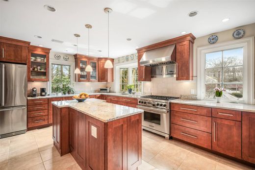 Vrijstaand huis te koop Brookline