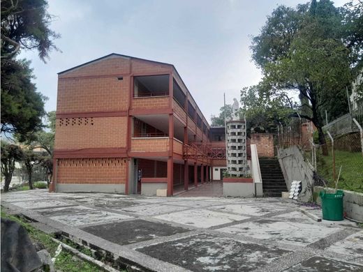 Edificio en Medellín, Departamento de Antioquia