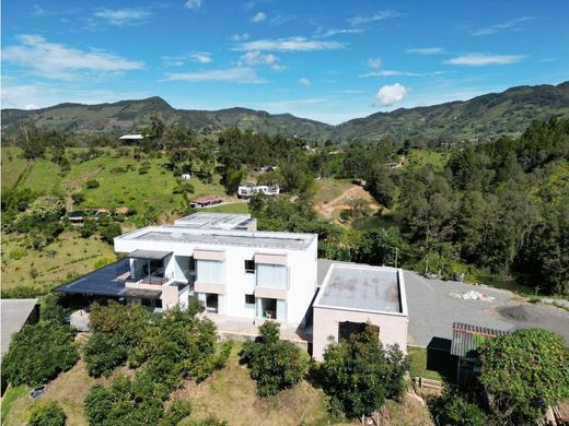Country House in El Peñol, Yarumal