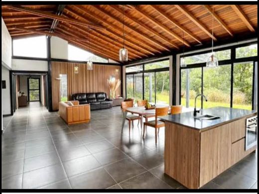 منزل ريفي ﻓﻲ Envigado, Departamento de Antioquia