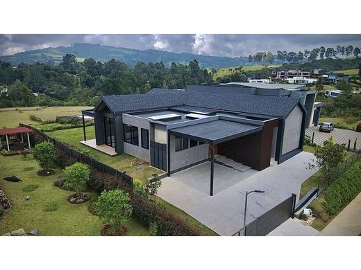 منزل ريفي ﻓﻲ Envigado, Departamento de Antioquia