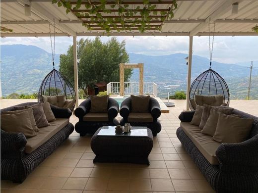 ﻣﻨﺰﻝ ﺭﻳﻔﻲ/ ﺑﻴﺖ ﻤﺰﺭﻋﺔ ﻓﻲ Copacabana, Departamento de Antioquia