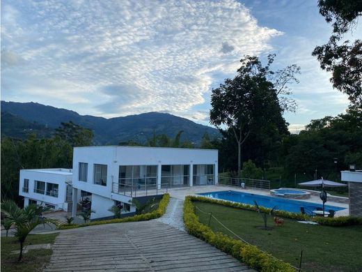 ﻣﻨﺰﻝ ﺭﻳﻔﻲ/ ﺑﻴﺖ ﻤﺰﺭﻋﺔ ﻓﻲ Copacabana, Departamento de Antioquia