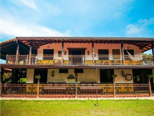 컨트리하우스 / Armenia, Quindío Department