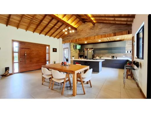 منزل ريفي ﻓﻲ La Ceja, Departamento de Antioquia