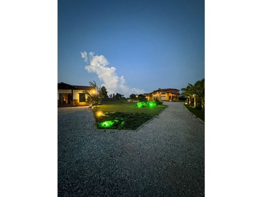 컨트리하우스 / El Peñol, Yarumal