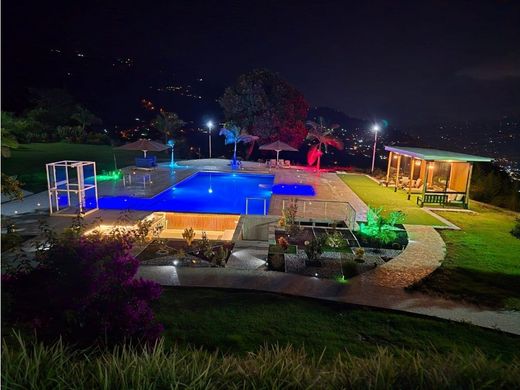 ﻣﻨﺰﻝ ﺭﻳﻔﻲ/ ﺑﻴﺖ ﻤﺰﺭﻋﺔ ﻓﻲ Copacabana, Departamento de Antioquia