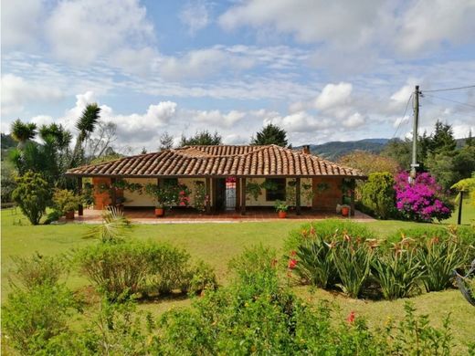 ﻣﻨﺰﻝ ﺭﻳﻔﻲ/ ﺑﻴﺖ ﻤﺰﺭﻋﺔ ﻓﻲ Envigado, Departamento de Antioquia