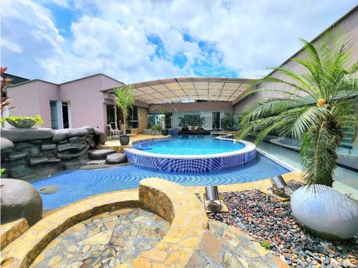 컨트리하우스 / Armenia, Quindío Department