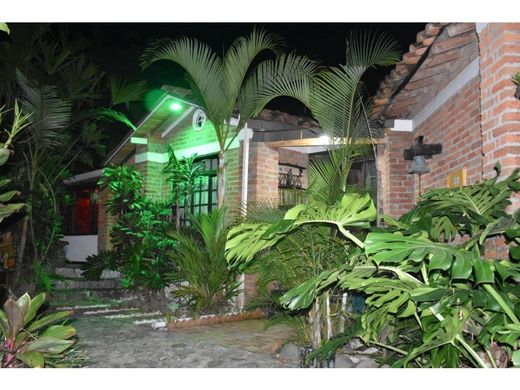 컨트리하우스 / Armenia, Quindío Department