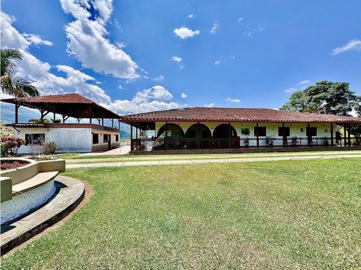 ﻣﻨﺰﻝ ﺭﻳﻔﻲ/ ﺑﻴﺖ ﻤﺰﺭﻋﺔ ﻓﻲ Calarcá, Calarca