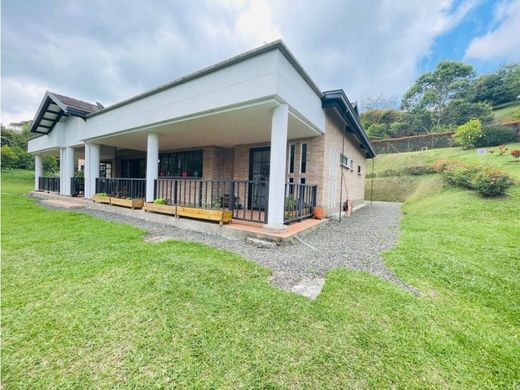 ﻣﻨﺰﻝ ﺭﻳﻔﻲ/ ﺑﻴﺖ ﻤﺰﺭﻋﺔ ﻓﻲ La Ceja, Departamento de Antioquia