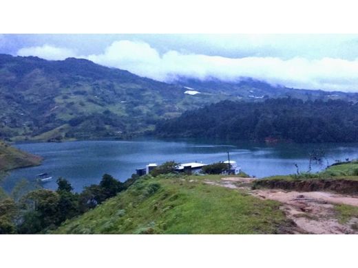 Teren w Guatapé, Departamento de Antioquia