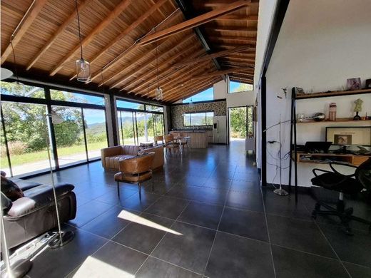 منزل ﻓﻲ Envigado, Departamento de Antioquia