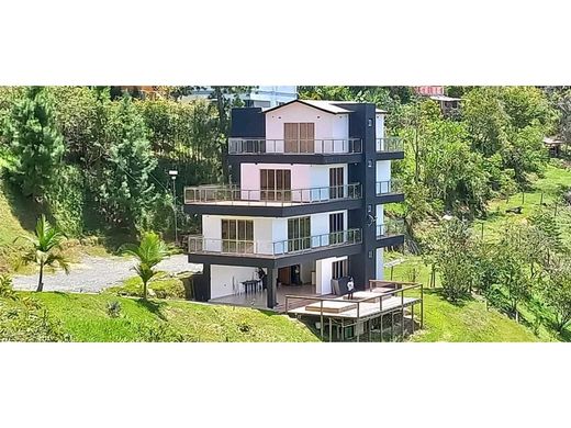 منزل ريفي ﻓﻲ El Peñol, Yarumal