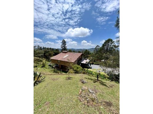 Envigado, Departamento de Antioquiaのカントリー風またはファームハウス